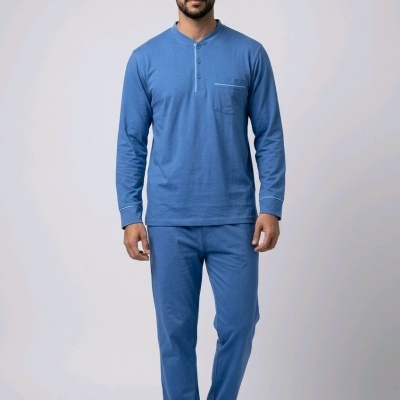 Homem a usar pijama azul de manga comprida e calças compridas