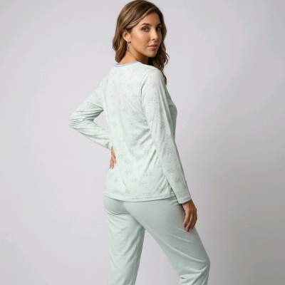 Mulher vestindo pijama verde-água claro com padrão floral subtil, vista de costas