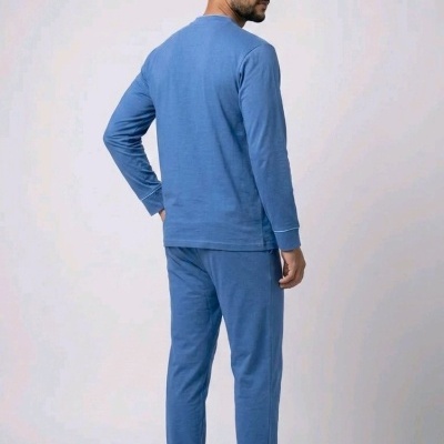 Homem de pijama azul visto de costas