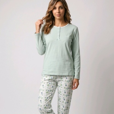 Pijama feminino verde água com calças brancas estampadas com flores verdes e azuis