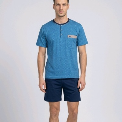 Homem a usar roupa casual azul em fundo branco