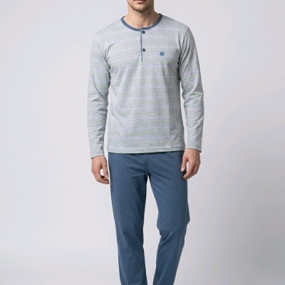 Pijama de homem cinzento e azul com riscas finas e gola com botões