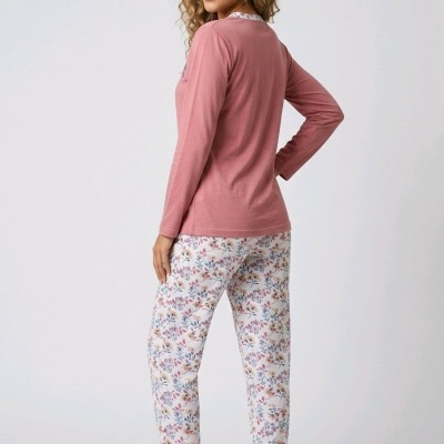 Mulher a usar pijama com camisola rosa salmão e calças brancas com padrão floral