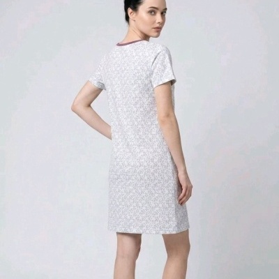 Vestido curto feminino branco com padrão floral cinza e borda roxa