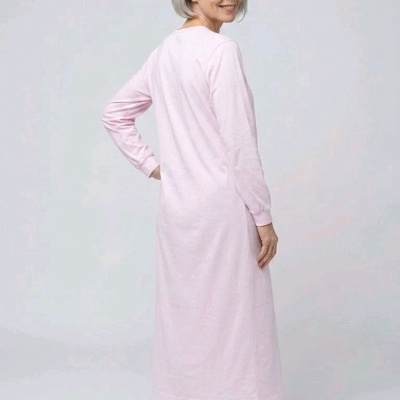 Vestido comprido de manga comprida rosa claro com punhos usado por mulher com sapatilhas cinzentas
