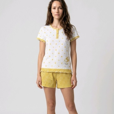 Conjunto de pijama feminino branco e amarelo com padrões florais e bolinhas.
