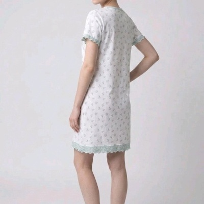 Vestido curto branco com padrão floral e renda verde