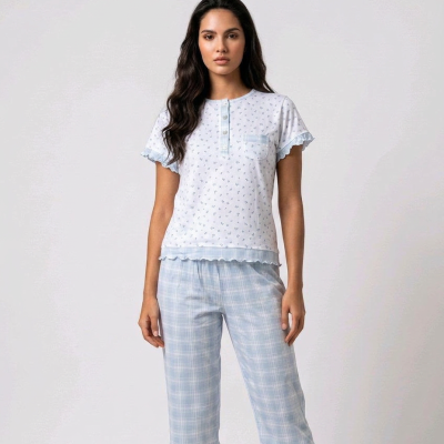 Pijama feminino branco com padrão floral azul e calças capri xadrez azul claro e branco