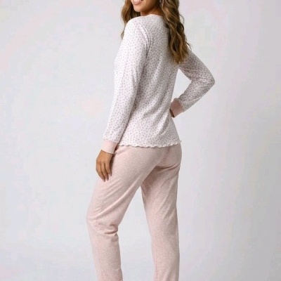 Pijama feminino branco com pequenas flores cinzentas e calças rosa claro, visto de costas, em fundo neutro