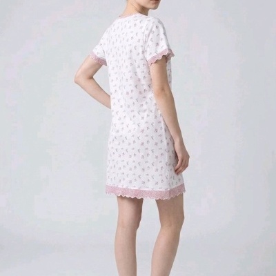 Vestido curto de noite branco com padrões florais cor de rosa e acabamentos rendados cor de rosa