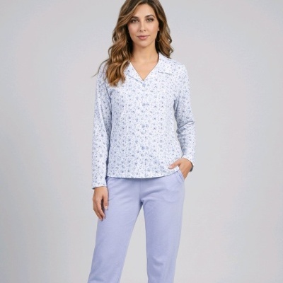 Mulher com pijama azul claro com camisa floral e pantalona azul clara