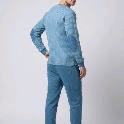 Conjunto loungewear masculino azul riscado com cotoveleiras e calças azuis