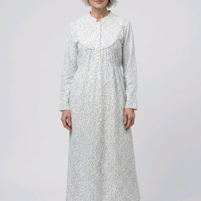 Vestido comprido branco com padrão de pequenos pontos coloridos e chinelos bege