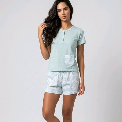 Pijama de mulher azul claro com bolso estampado e calções com padrão de folhas