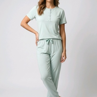 Conjunto de pijama feminino azul claro com t-shirt e calças e chinelos brancos