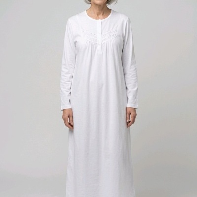 Vestido branco comprido de algodão com mangas compridas e detalhes bordados