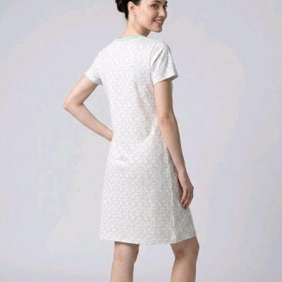 Vestido curto branco com padrão cinza e gola azul claro vista de costas