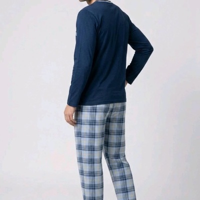 Homem de costas com pijama azul escuro e calças xadrez cinza azul