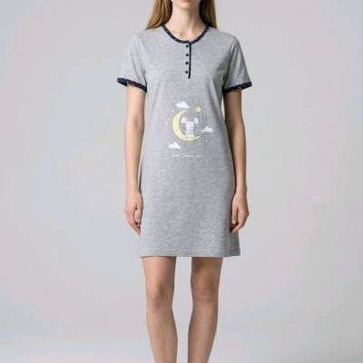 Vestido cinza com estampa de rato na lua e texto, modelo feminino com chinelos