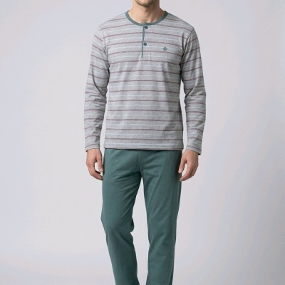 Pijama masculino com camisola cinzenta riscada e calças verdes, chinelos cinzentos