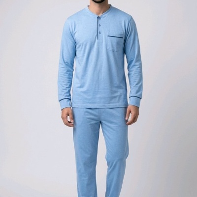 Homem a usar pijama azul claro com camisa de manga comprida e calças compridas