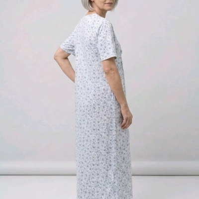 Vestido comprido cinza claro floral e sapatos baixos cinzentos