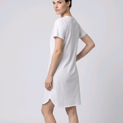 Vestido curto branco de algodão com mangas curtas, visto de costas
