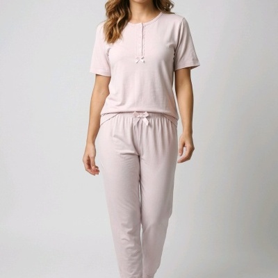Pijama feminino rosa claro com t-shirt de manga curta e calças compridas
