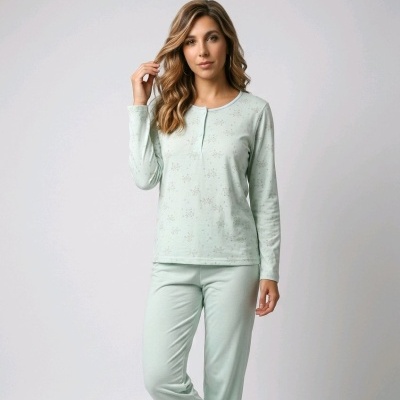 Mulher com conjunto de pijama verde claro com padrão de flocos de neve