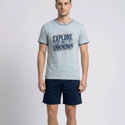 Homem com t-shirt azul clara com texto e calções azul escuro
