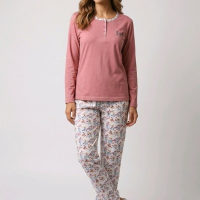 Mulher com pijama rosa e calças florais brancas com chinelos brancos