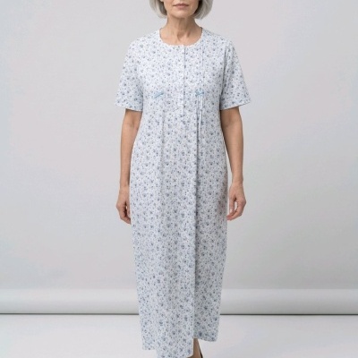Vestido comprido de senhora com padrão floral azul e branco e sapatilhas cinzentas