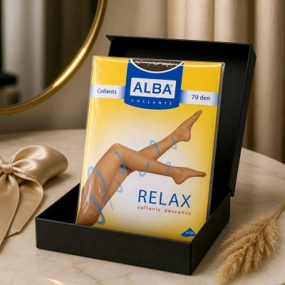 Embalagem de collants ALBA RELAX 70 den em caixa preta sobre mesa de mármore