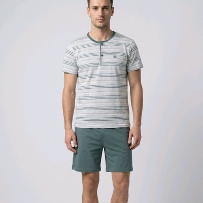 Homem com conjunto de t-shirt cinza riscada e calções verdes