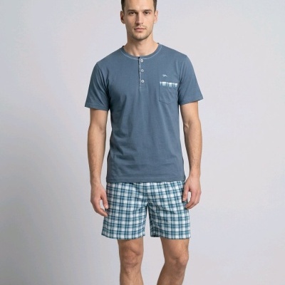 Conjunto de pijama masculino azul com camisola e calções xadrez