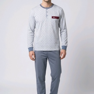 Homem com pijama cinza e azul em fundo branco