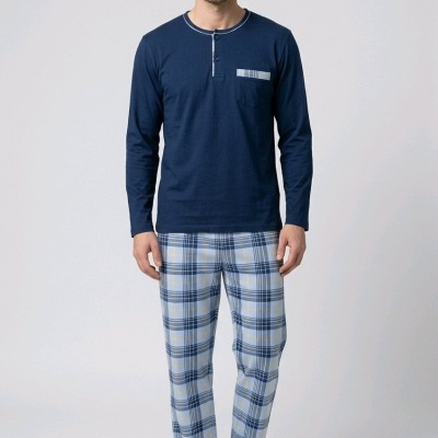 Homem a usar pijama azul com calças xadrez e chinelos pretos sobre fundo branco