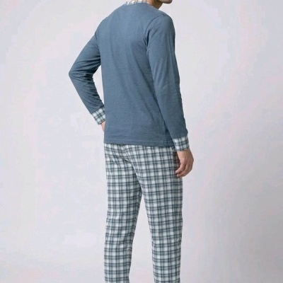 Homem de costas a usar pijama azul com padrão xadrez nas mangas e calças e chinelos castanhos
