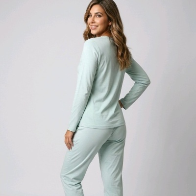 Conjunto de pijama feminino verde menta, vista traseira, em fundo cinza