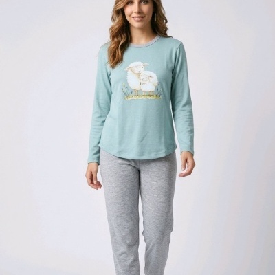 Pijama azul claro com estampa de ovelhas e calças cinza numa mulher