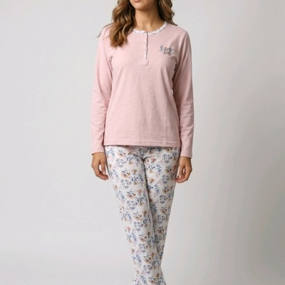 Pijama feminino rosa com calças florais na modelos em fundo neutro