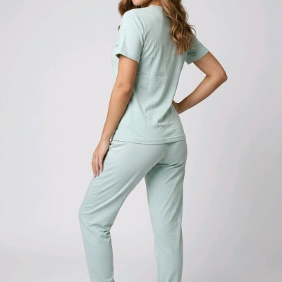 Conjunto pijama feminino verde água com t-shirt de manga curta e calças compridas com punhos