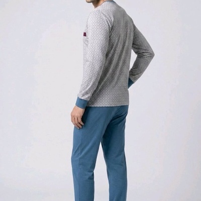 Homem de costas com pijama cinzento e azul e chinelos castanhos