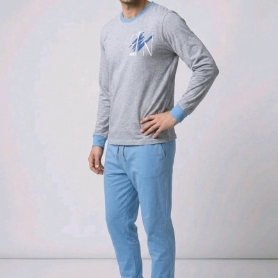 Homem com sweatshirt cinza e calças azuis claras