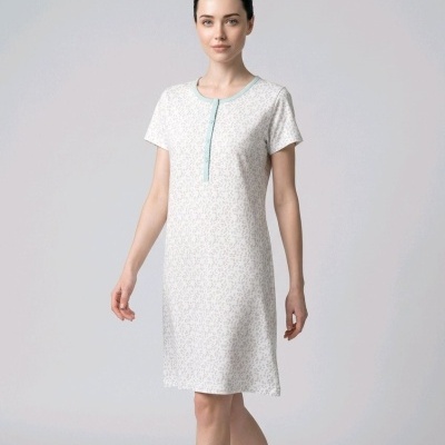 Vestido curto branco com padrão cinza e gola azul claro