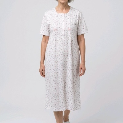 Vestido comprido com padrão floral e laços cor-de-rosa em fundo cinza claro