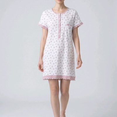 Vestido curto branco com pequenas flores cor-de-rosa e detalhes em renda cor-de-rosa