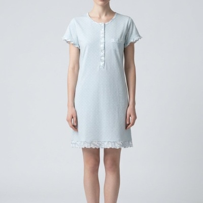 Vestido azul claro com bolinhas e detalhes rendados em modelo