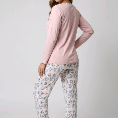 Mulher usando pijama rosa com calças florais em fundo branco