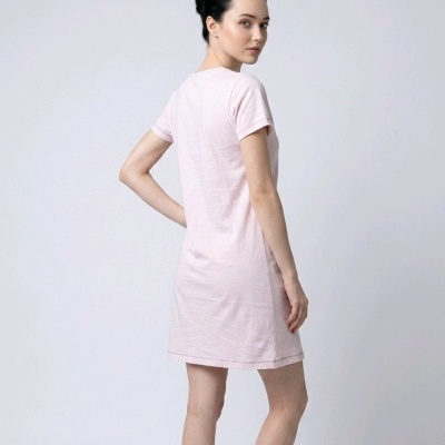Vestido rosa claro de manga curta visto pelas costas num fundo branco